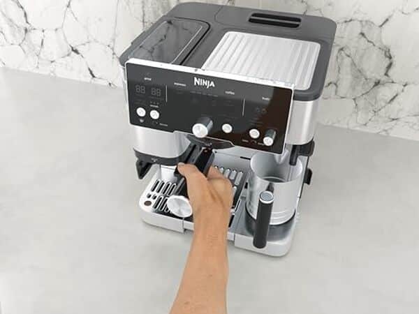 Analyse complète de la Ninja Luxe Essential ES501EU : préparez des lattes et cappuccinos savoureux à la maison avec cette machine à café haut de gamme. Trouvez la qualité barista  !