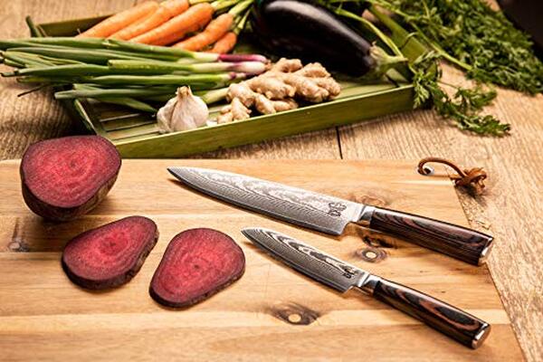 Évaluez les performances des couteaux de cuisine ZEUß avec notre test sur leur acier damassé 67 couches. Fonctionnalité, design et tranchant évalués pour vous aider à faire le bon choix.