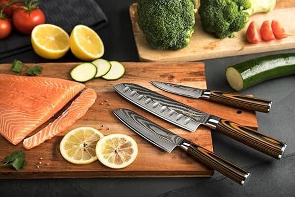 Découvrez notre test détaillé des couteaux de cuisine Wolfblood Santoku en acier damassé : performances, qualité et avis d'experts pour bien choisir votre couteau.