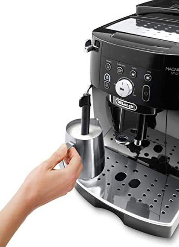 Découvrez notre test détaillé de la De'Longhi Magnifica S Ecam230.13.B. Caractéristiques, performances et avis sur cette machine à café grain 1450W.
